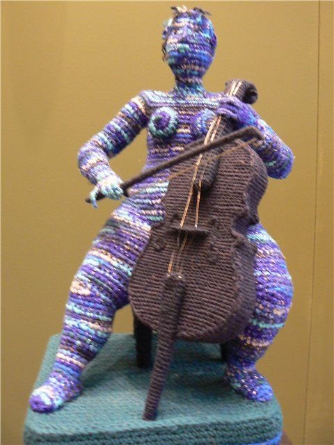 mujer tocando violonchelo